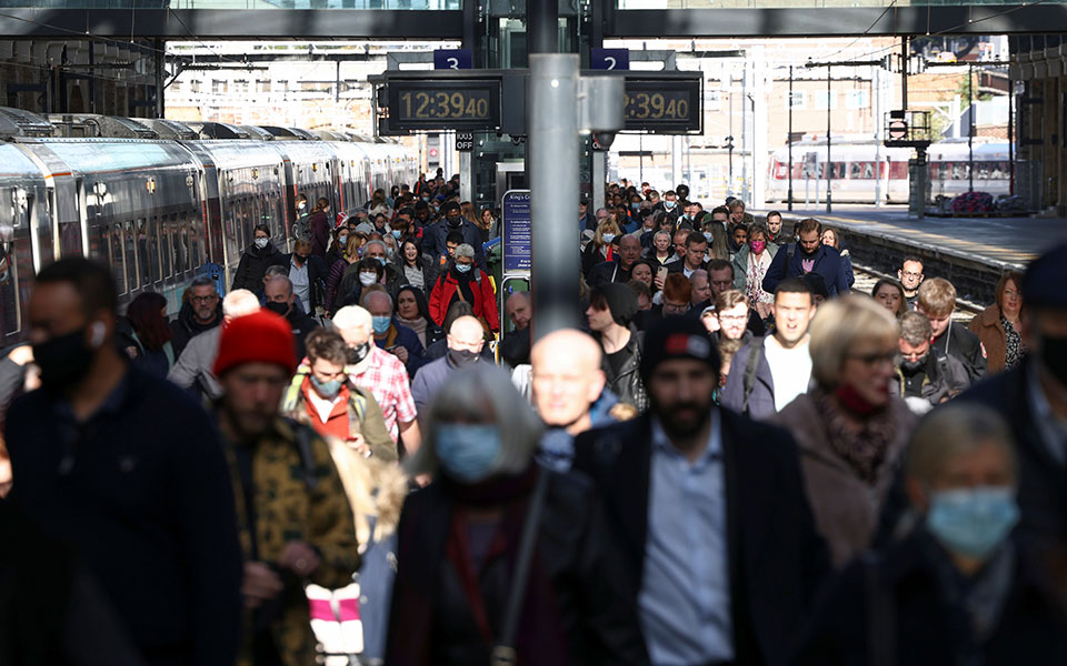 βρετανία-πάνω-από-50-000-τα-ημερήσια-κρούσμ-561550795