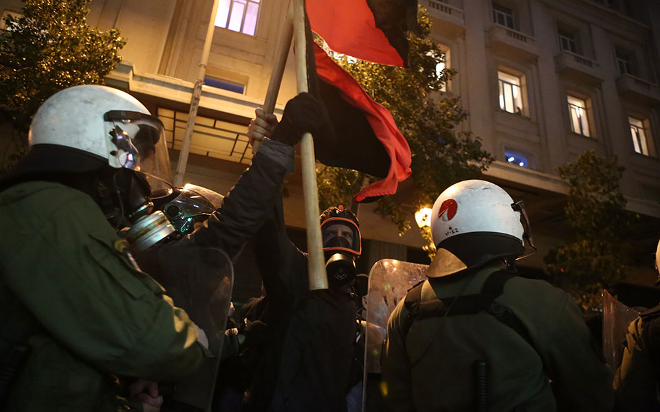 Επεισόδια στο κέντρο της Αθήνας σε πορεία για τον θάνατο του 20χρονου στο Πέραμα-2