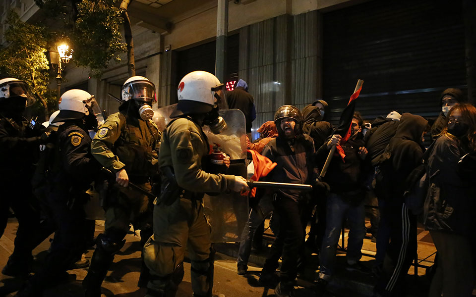 Επεισόδια στο κέντρο της Αθήνας σε πορεία για τον θάνατο του 20χρονου στο Πέραμα-1