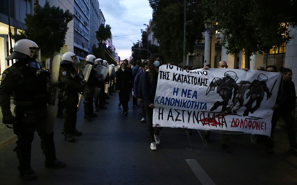 Επεισόδια στο κέντρο της Αθήνας σε πορεία για τον θάνατο του 20χρονου στο Πέραμα-7