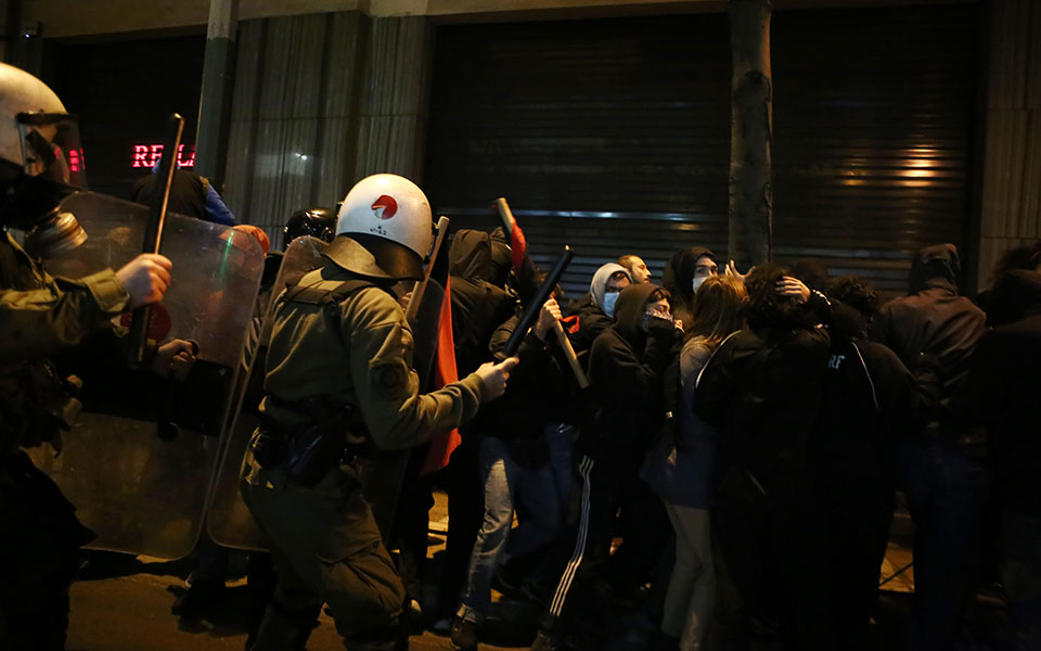 επεισόδια-στο-κέντρο-της-αθήνας-σε-πορ-561556561