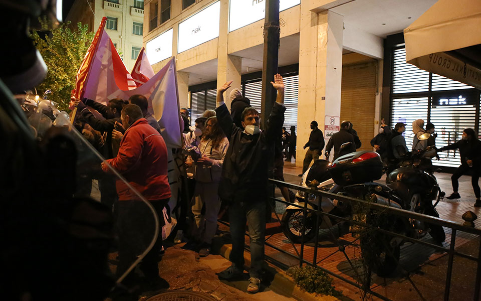 Επεισόδια στο κέντρο της Αθήνας σε πορεία για τον θάνατο του 20χρονου στο Πέραμα-4