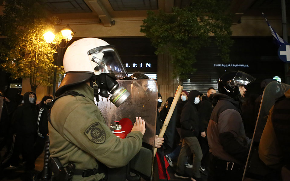 Επεισόδια στο κέντρο της Αθήνας σε πορεία για τον θάνατο του 20χρονου στο Πέραμα-3