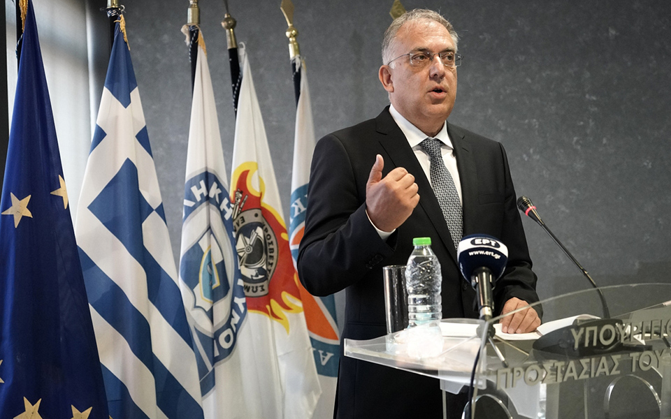 τ-θεοδωρικάκος-ο-νόμος-για-τις-πορείες-561528271