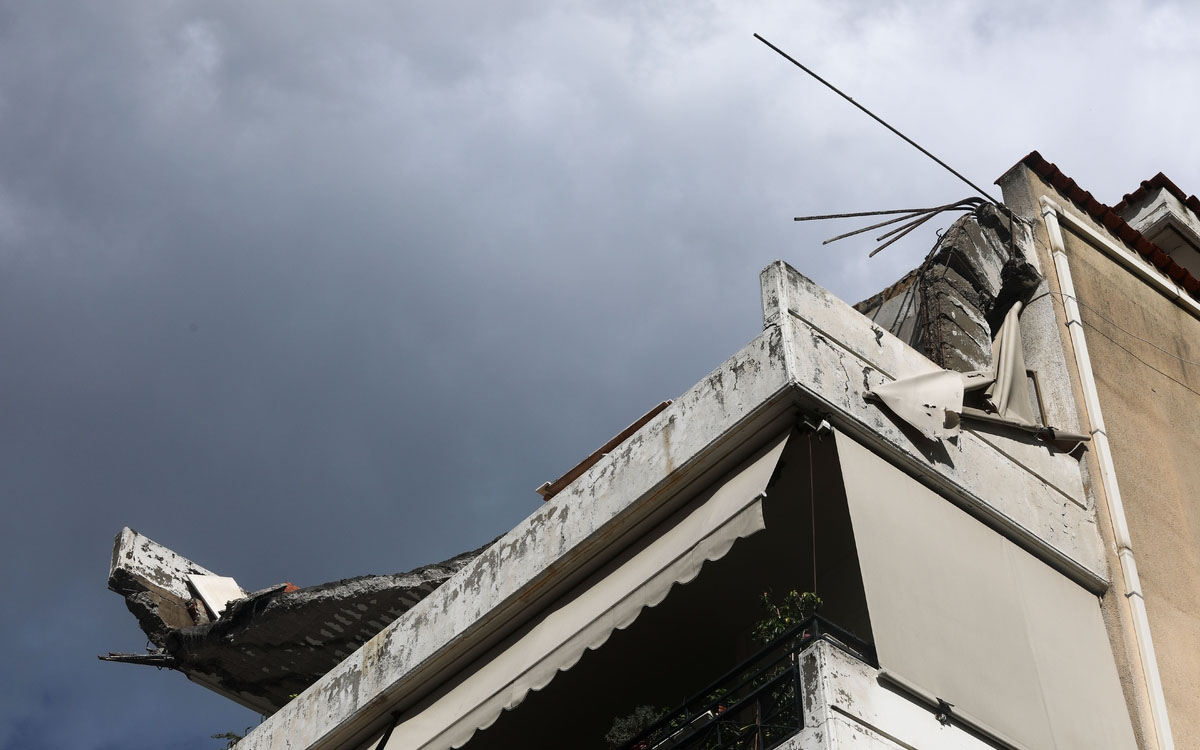 Χαλάνδρι: Έπεσε μπαλκόνι από πολυκατοικία (εικόνες)-2