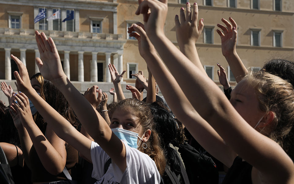 Πανεκπαιδευτικό: Συγκέντρωση εκπαιδευτικών, φοιτητών και μαθητών έξω από τη Βουλή-1