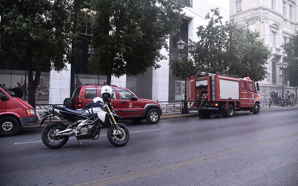 υπό-μερικό-έλεγχο-η-φωτιά-σε-κτίριο-τρά-561527068