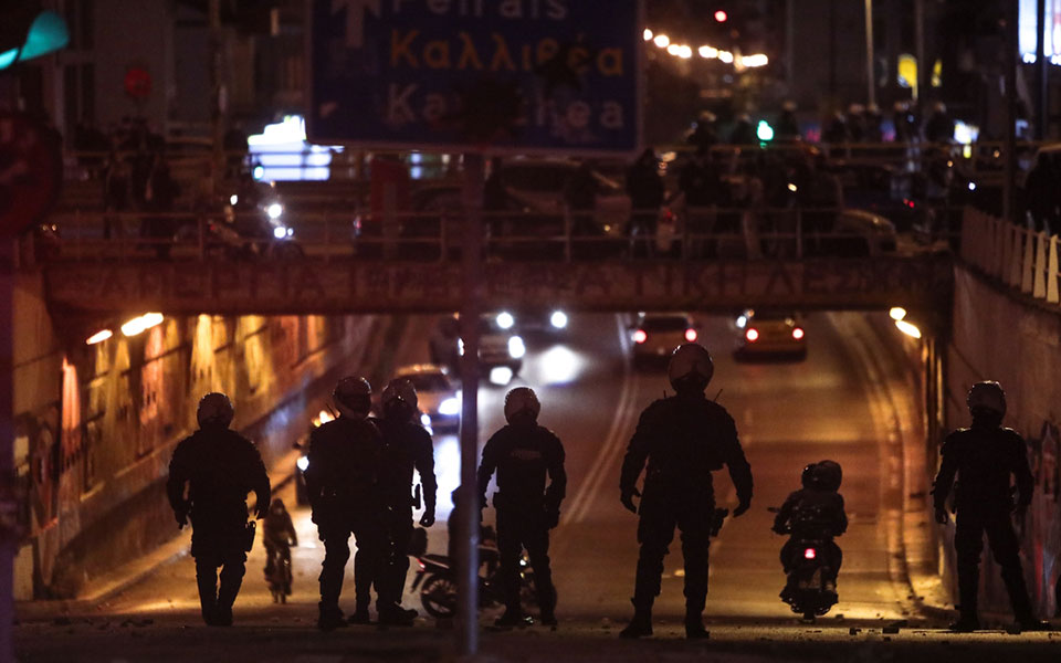 νέα-σμύρνη-αποφυλακίζεται-ο-ινδιάνο-561520030