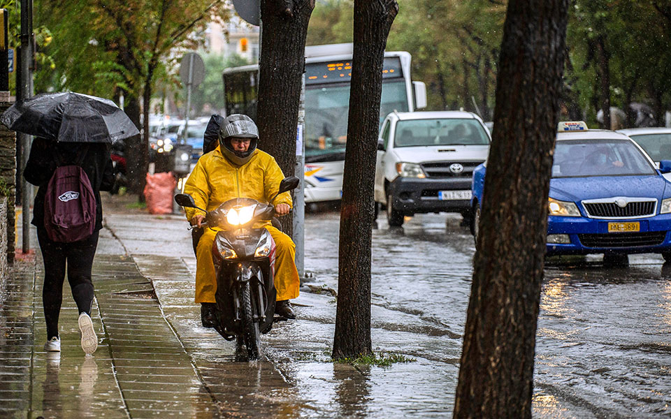 Κακοκαιρία «Μπάλλος»: Πλημμύρισαν δρόμοι στην Αττική – Δεκάδες κλήσεις στην Πυροσβεστική-4