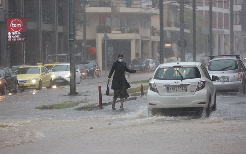 Κακοκαιρία «Μπάλλος»: Πλημμύρισαν δρόμοι στην Αττική – Δεκάδες κλήσεις στην Πυροσβεστική-3