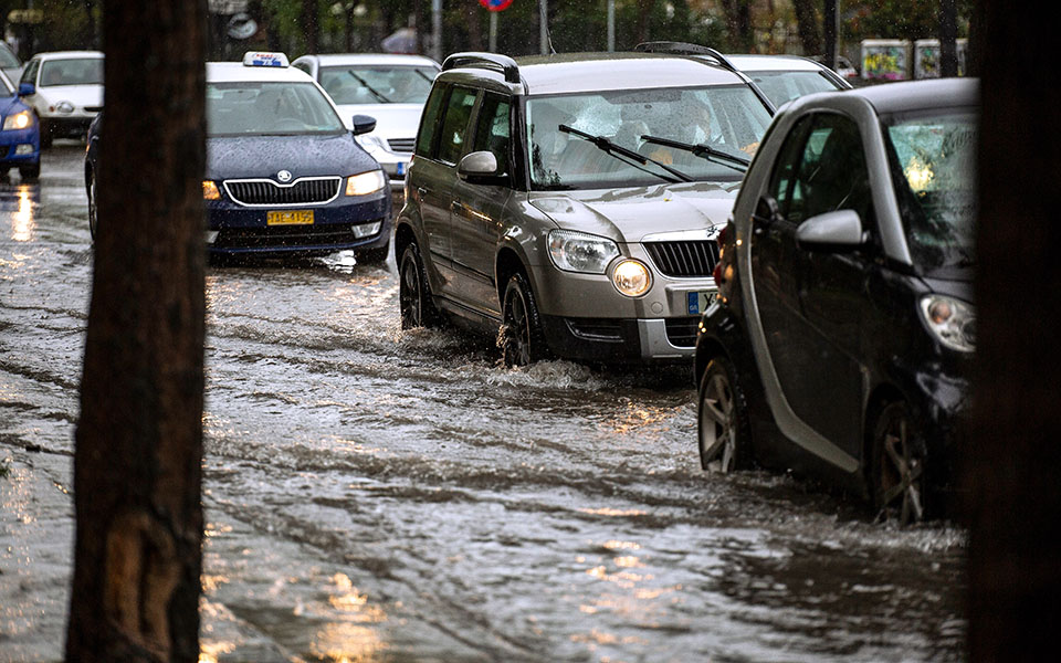 Κακοκαιρία «Μπάλλος»: Πλημμύρισαν δρόμοι στην Αττική – Δεκάδες κλήσεις στην Πυροσβεστική-13