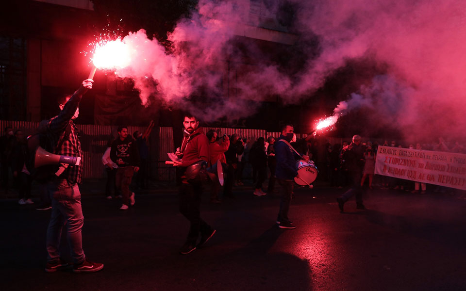 Πανεκπαιδευτικό συλλαλητήριο: Μικρής έντασης επεισόδια στο Σύνταγμα-5