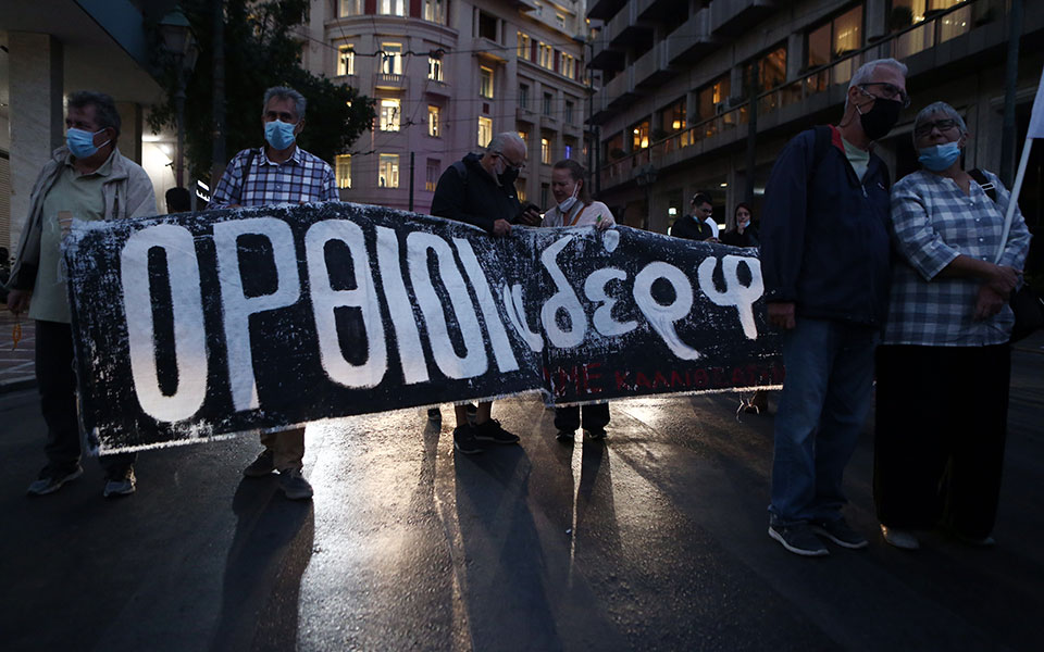 Πανεκπαιδευτικό συλλαλητήριο: Μικρής έντασης επεισόδια στο Σύνταγμα-7