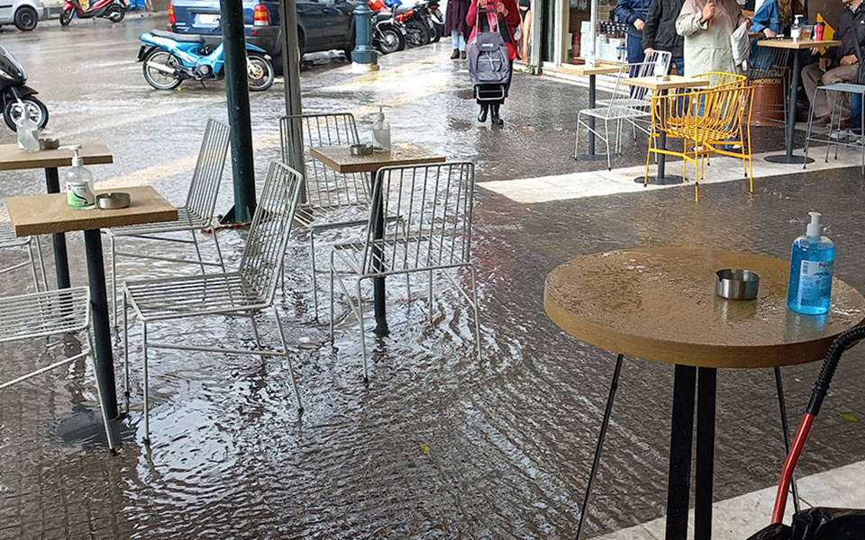 Κακοκαιρία «Μπάλλος»: Άνοιξαν τα τμήματα της Πειραιώς και της περιφερειακής Αιγάλεω-2