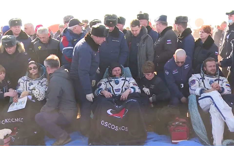 επιστροφή-στη-γη-μετά-από-δώδεκα-ημέρε-561544519