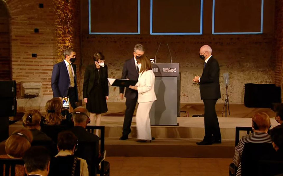 Το Ιδρυμα Θεοφανώ βράβευσε τους Ουγκούρ Σαχίν και Εζλέμ Τουρετσί-1