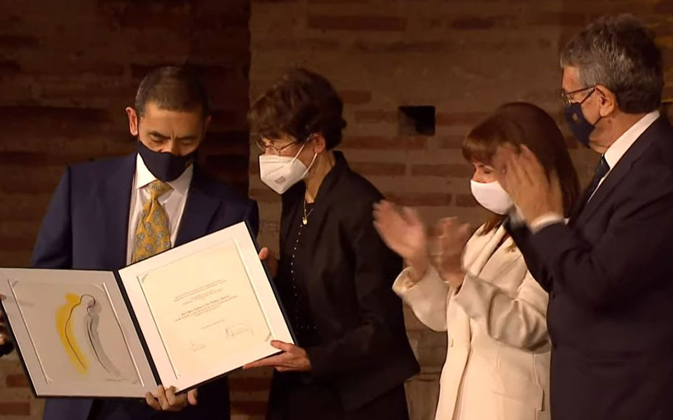 το-ιδρυμα-θεοφανώ-βράβευσε-τους-ουγκο-561537850