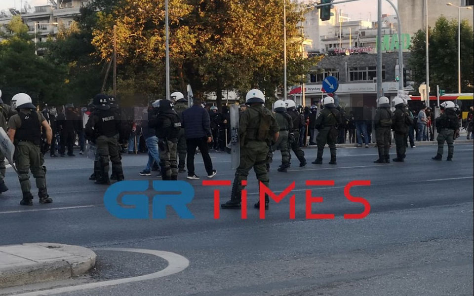 θεσσαλονίκη-επεισόδια-και-χημικά-στη-561522670