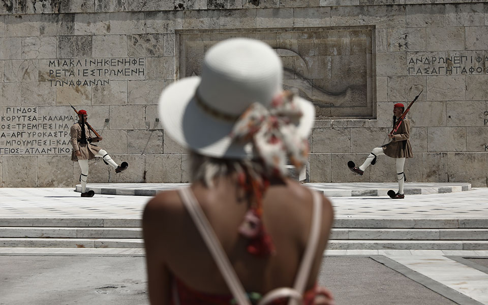 ξεπέρασαν-τα-85-εκατ-οι-τουρίστες-που-επ-561552097