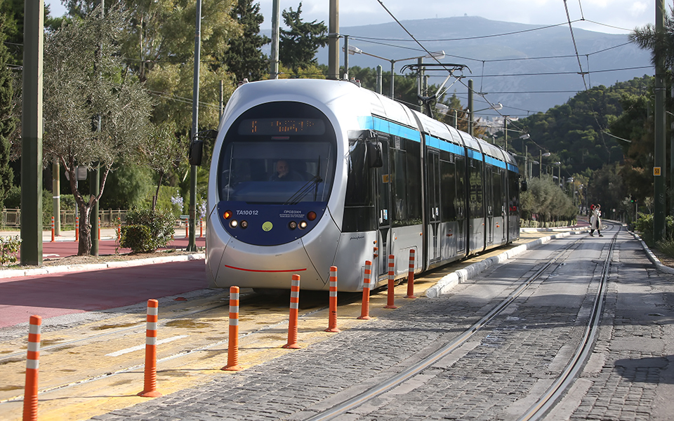 τραμ-τετράωρη-στάση-εργασίας-την-παρα-561533914