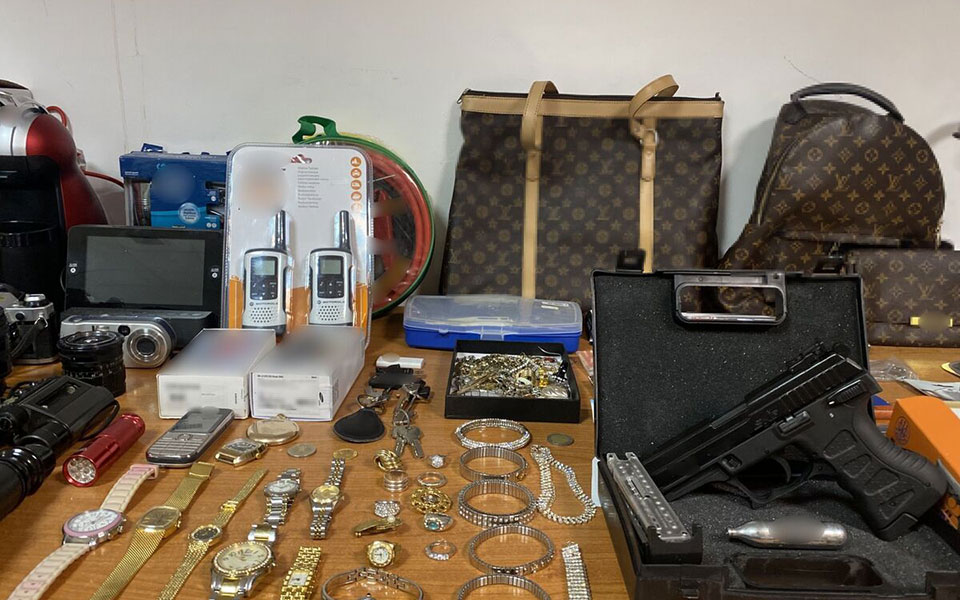 συνελήφθησαν-ο-αρχηγός-και-μέλη-σπείρ-561520840