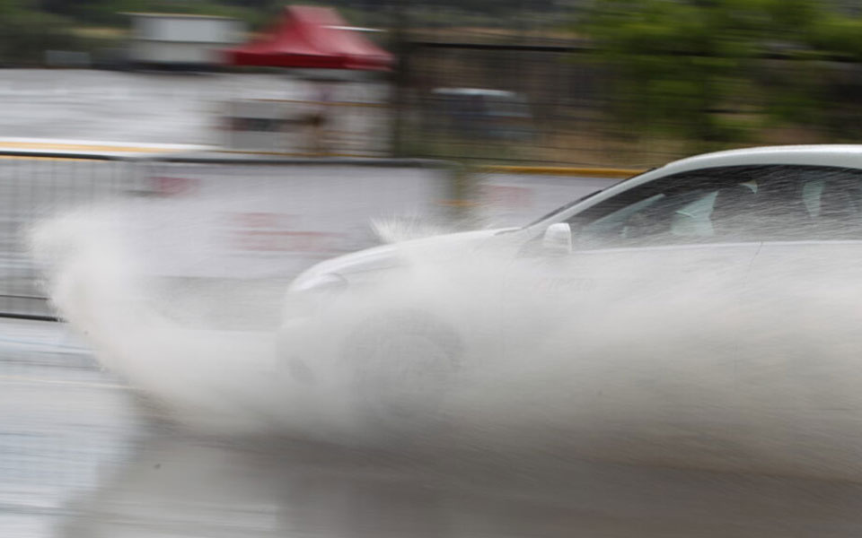 οδήγηση-στη-βροχή-συμβουλές-για-να-μην-561556084