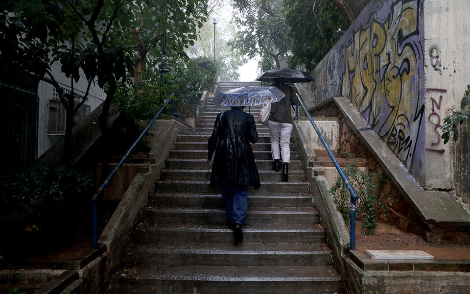 Κακοκαιρία «Μπάλλος»: Πλημμύρισαν δρόμοι στην Αττική – Δεκάδες κλήσεις στην Πυροσβεστική-2