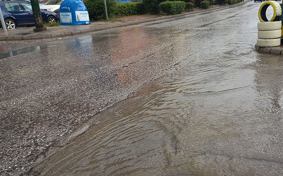 Κακοκαιρία «Μπάλλος»: Πλημμύρισαν δρόμοι στην Αττική – Δεκάδες κλήσεις στην Πυροσβεστική-5