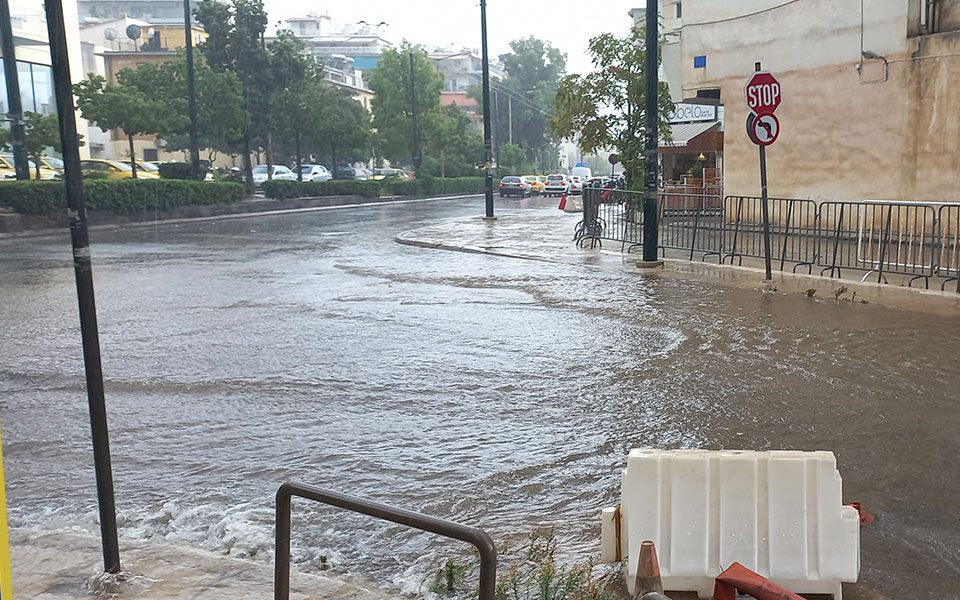 Κακοκαιρία «Μπάλλος»: Πλημμύρισαν δρόμοι στην Αττική – Δεκάδες κλήσεις στην Πυροσβεστική-7