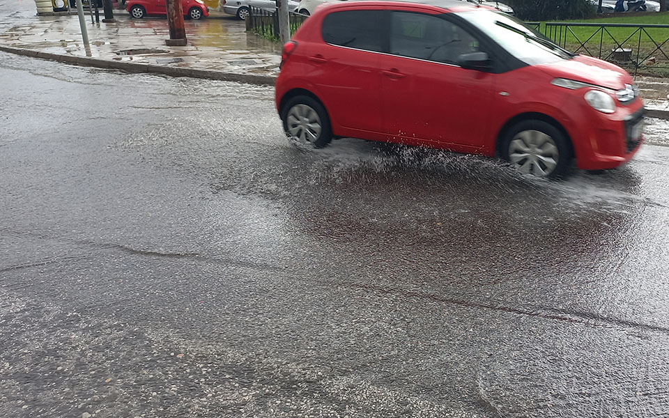 Κακοκαιρία «Μπάλλος»: Πλημμύρισαν δρόμοι στην Αττική – Δεκάδες κλήσεις στην Πυροσβεστική-8