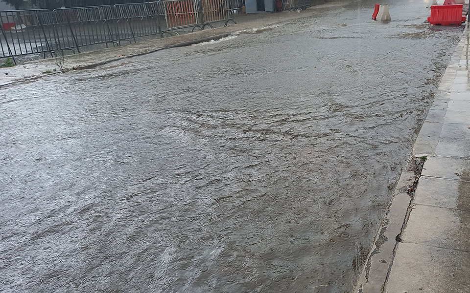 Κακοκαιρία «Μπάλλος»: Πλημμύρισαν δρόμοι στην Αττική – Δεκάδες κλήσεις στην Πυροσβεστική-10