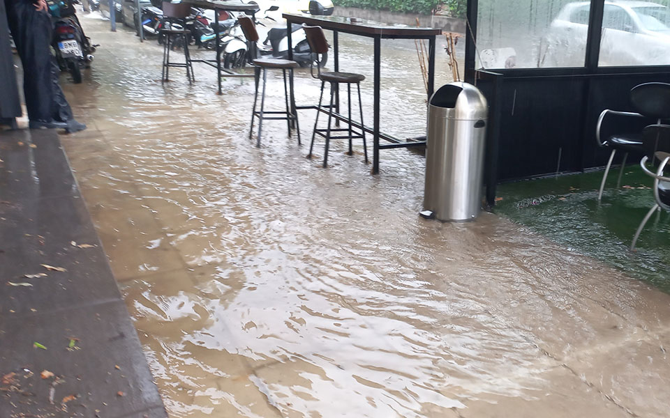 Κακοκαιρία «Μπάλλος»: Πλημμύρισαν δρόμοι στην Αττική – Δεκάδες κλήσεις στην Πυροσβεστική-11