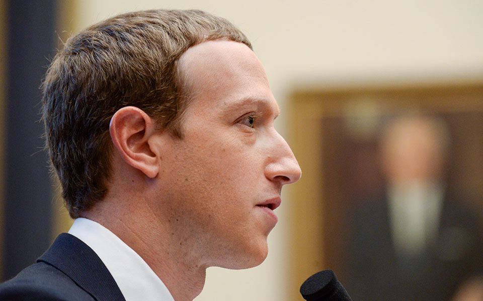 Facebook: Στη δίνη σκανδάλων και πρωτοφανούς μπλακ άουτ-3