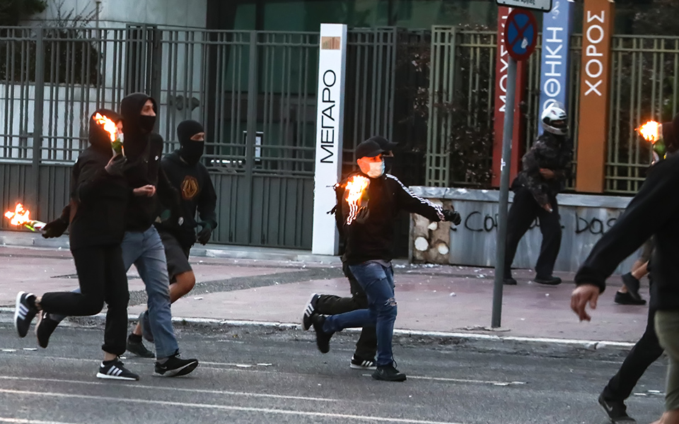 κακούργημα-η-μολότοφ-σε-συγκεντρώσει-561580432