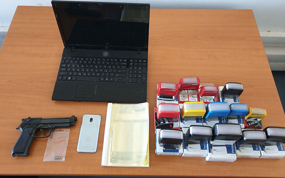 συνελήφθησαν-λιμενικός-και-ένας-πολί-561583627