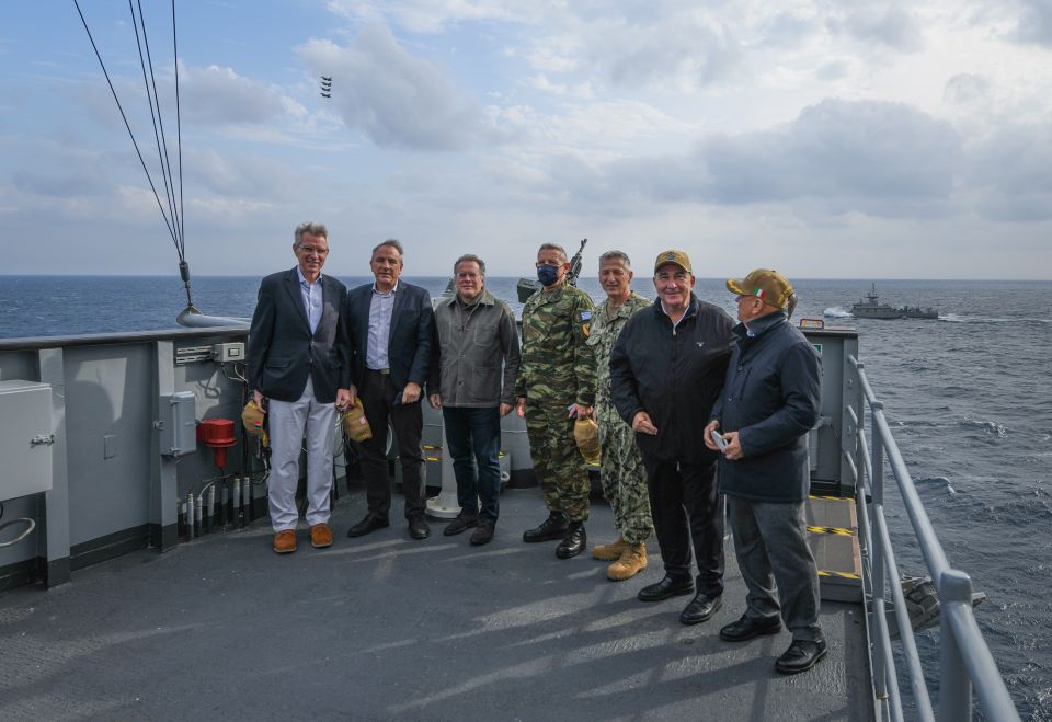 Εντυπωσιακές εικόνες από ελληνοαμερικανική συνεκπαίδευση στο Αιγαίο (βίντεο)-2