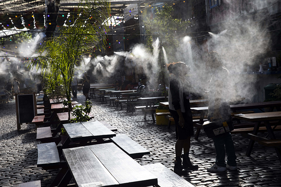 Μια ζέστη...