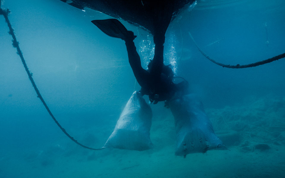 Λιμάνι Νάξου: Μια μικρή χωματερή στο βυθό-4