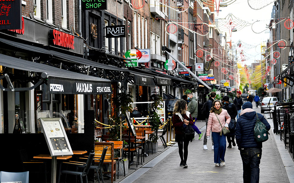 η-μάσκα-επιστρέφει-στην-ολλανδία-561568276