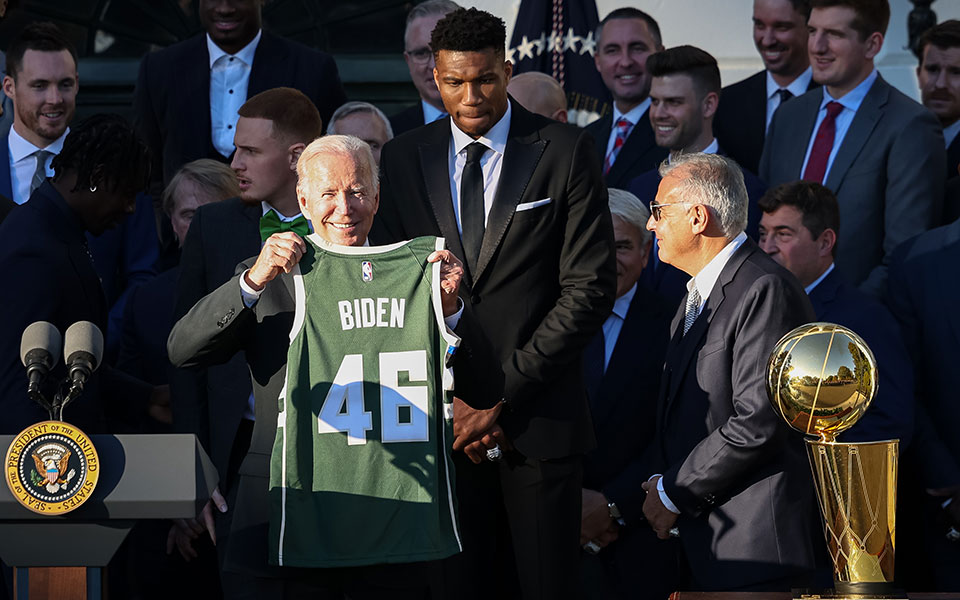 αποθέωσε-αντετοκούνμπο-ο-μπάιντεν-έ-561577930