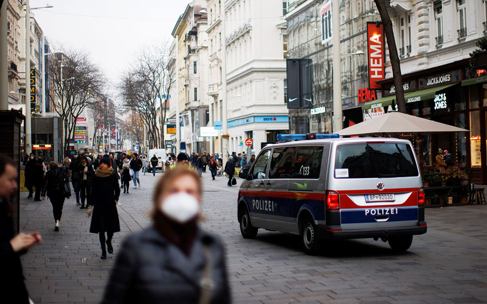 κορωνοϊός-h-ευρώπη-μάχεται-τη-νέα-έξαρσ-561588058
