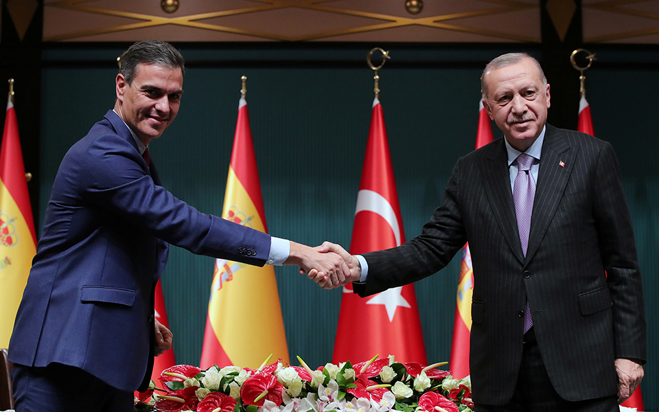 απότομη-κλιμάκωση-από-άγκυρα-561593476