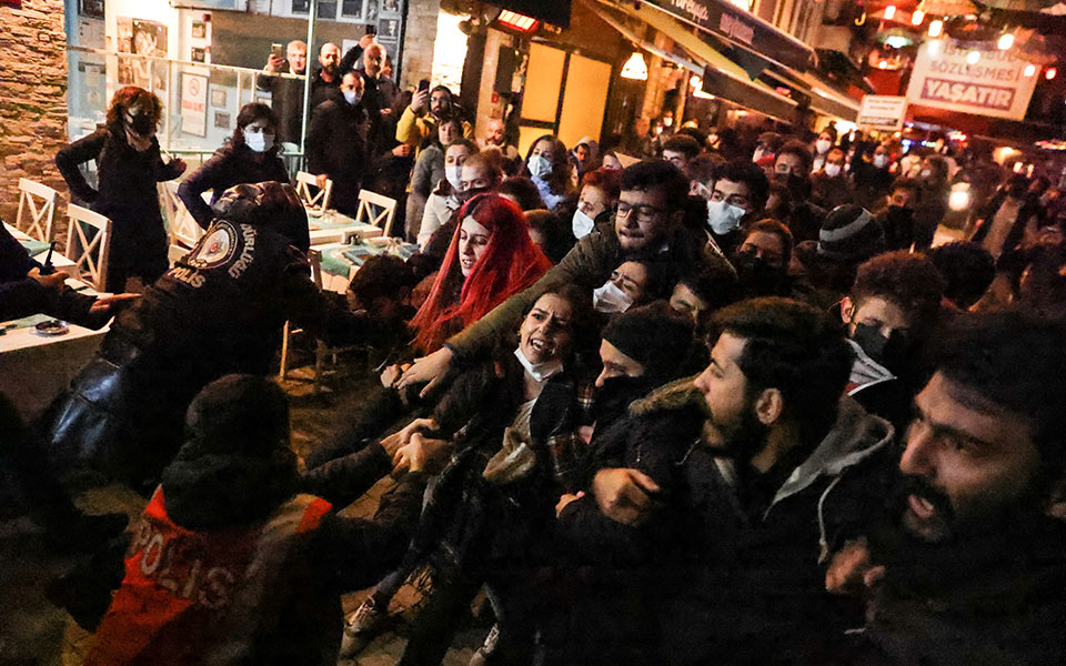 Τουρκία: Τριάντα συλλήψεις σε διαδήλωση κατά της ακρίβειας- Ουρές στα βενζινάδικα-2