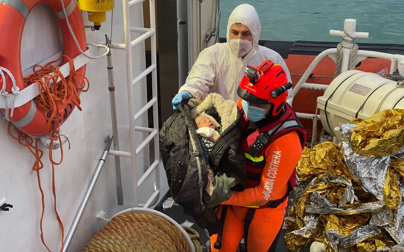 Ιταλία: H ακτοφυλακή διέσωσε 244 μετανάστες ανοικτά της Καλαβρίας-1