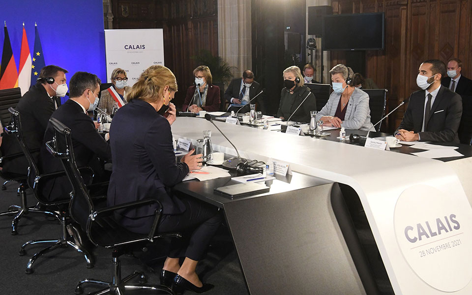 μεταναστευτικό-το-παρίσι-εντείνει-τη-561608581