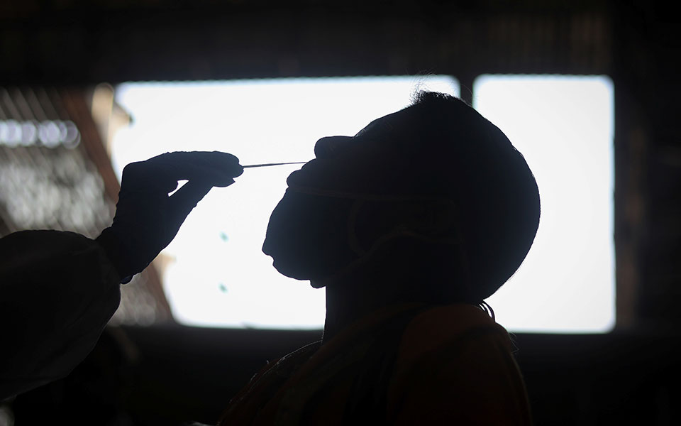 μετάλλαξη-όμικρον-ιρλανδία-εξετάζο-561607483