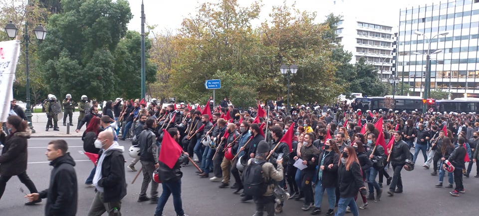 Σε εξέλιξη η πορεία για το Πολυτεχνείο – Κλειστοί δρόμοι στο κέντρο της Αθήνας-12