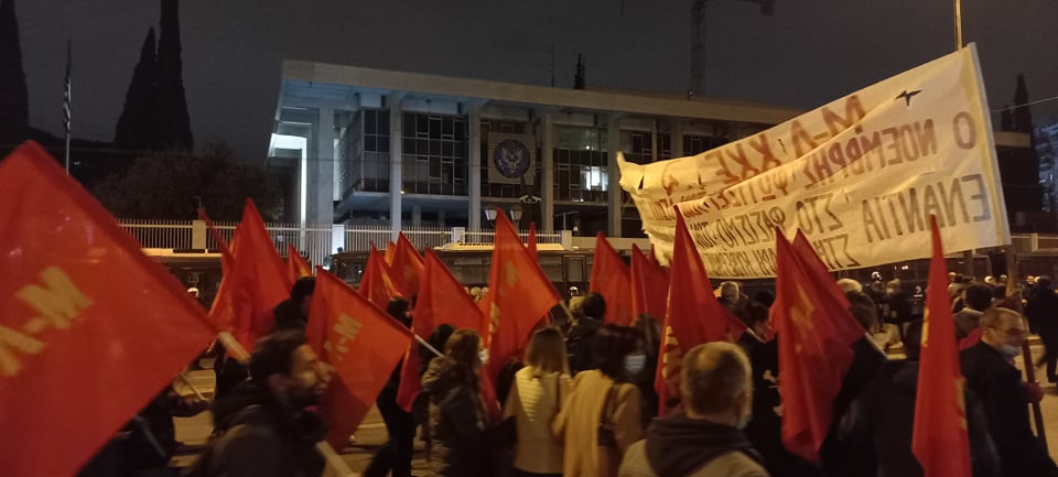 Σε εξέλιξη η πορεία για το Πολυτεχνείο – Κλειστοί δρόμοι στο κέντρο της Αθήνας-4