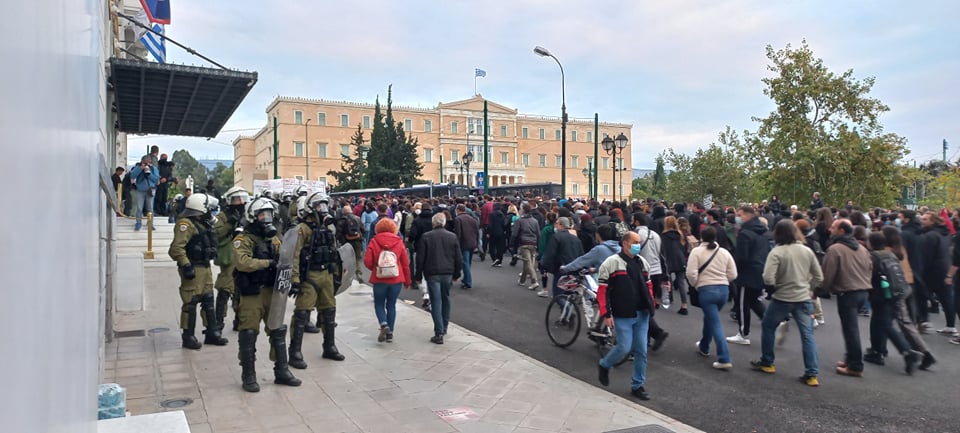 Σε εξέλιξη η πορεία για το Πολυτεχνείο – Κλειστοί δρόμοι στο κέντρο της Αθήνας-13