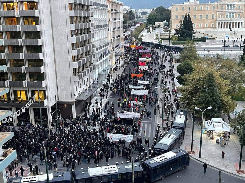 Σε εξέλιξη η πορεία για το Πολυτεχνείο – Κλειστοί δρόμοι στο κέντρο της Αθήνας-14